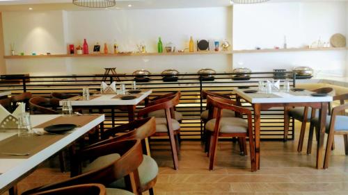 a restaurant with tables and chairs in a room at Ginger Mumbai, Andheri in Mumbai
