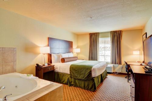 Cama o camas de una habitación en Cobblestone Hotel & Suites - Punxsutawney
