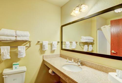 Bathroom sa Cobblestone Hotel & Suites - Punxsutawney