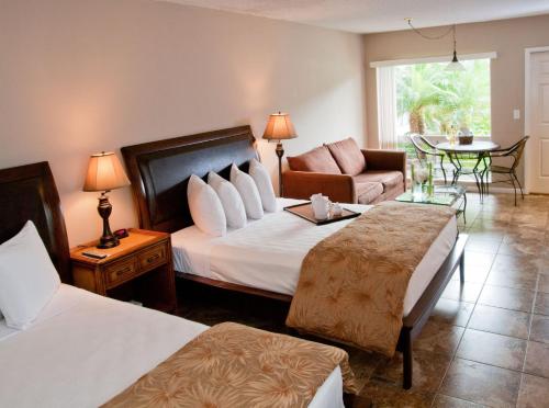 Кровать или кровати в номере Ocean Lodge