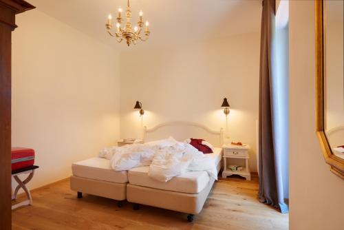 Historic Guesthouse BIRCHER B&B Apartments near Sterzingにあるベッド