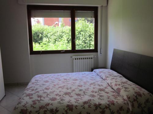 フォルミアにあるResidence dei Fioriのベッドルーム(ベッド1台、窓付)