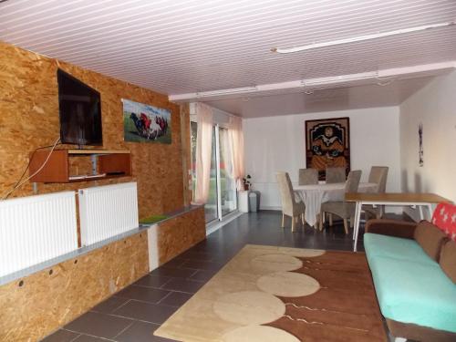 un salon avec un canapé et une table dans l'établissement Le Petit Breuil, à Verteillac