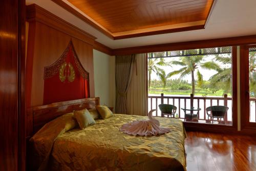 RK Riverside Resort & Spa (Reon Kruewal) tesisinde bir odada yatak veya yataklar
