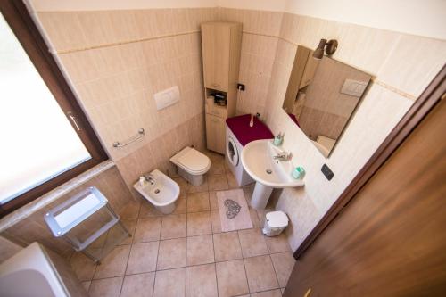a small bathroom with a sink and a toilet at La Casa di Giada in La Spezia