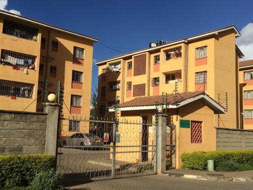 un edificio con cancello di fronte a un edificio di Pumzika Place a Nairobi