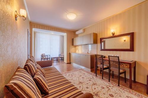 Il comprend un salon avec un canapé et une cuisine. dans l'établissement Villa Panama, à Odessa