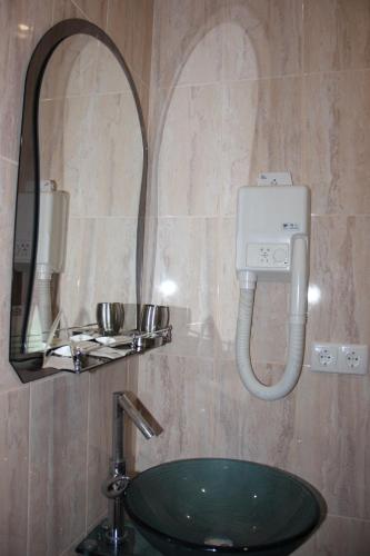 a bathroom with a sink and a mirror at Туристично розважальний комплекс "Стіжок" in Berehomet