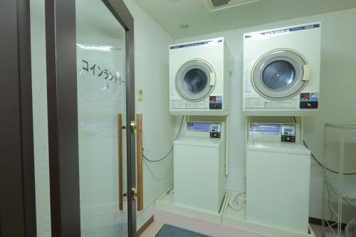 lavadero con 2 lavadoras y lavadora en R&B Hotel Sapporo Kita 3 Nishi 2 en Sapporo