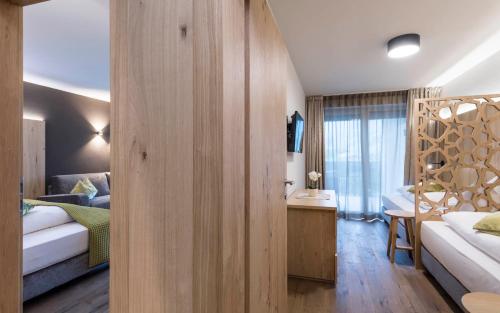 Una cama o camas en una habitación de Stroblhof Active Family Spa Resort