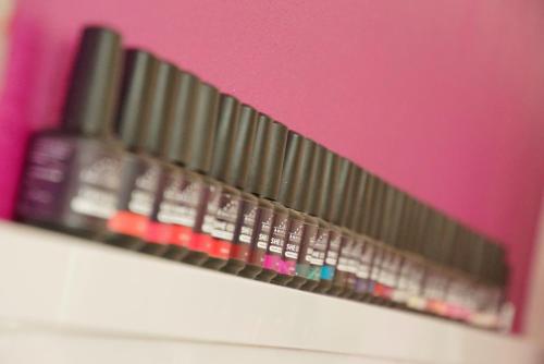 a close up of a ruler on a pink wall at Alpin Relais B&B Villa Melisse in Colfosco