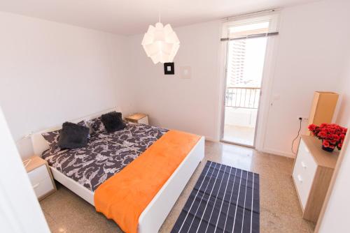 ein Schlafzimmer mit großem Bett und Fenster in der Unterkunft Two-Bedroom Apartment Diosa Tanit in Alicante