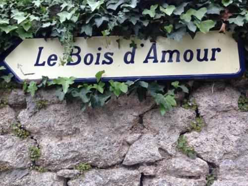a sign that says lebos a amour on a wall at Maison Castel Braz in Pont-Aven