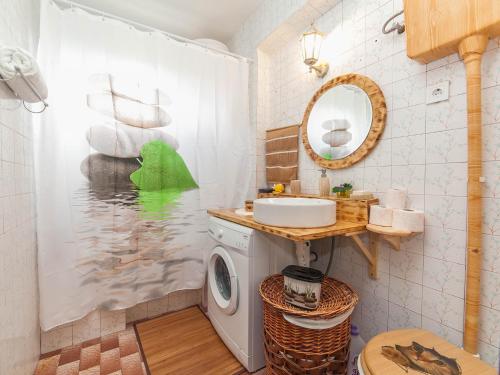 W łazience znajduje się pralka i umywalka. w obiekcie Holiday House Stari Volat w Budvie
