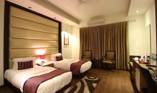 Giường trong phòng chung tại Indiyaah Inn