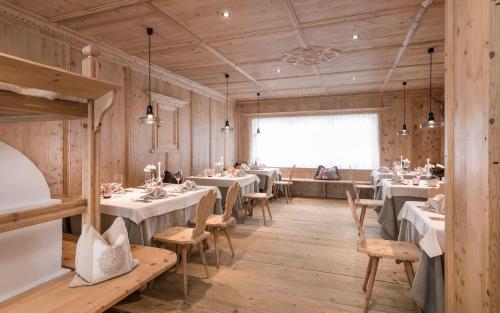 Un lugar para sentarse en Stroblhof Active Family Spa Resort