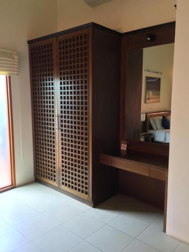 a room with a large mirror and a bedroom at Baan Laem Noi Villa's in Mae Nam