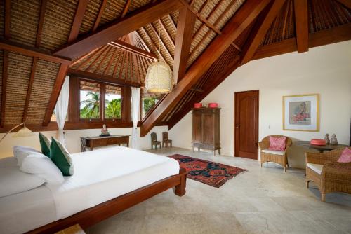 a bedroom with a bed in a room with wooden ceilings at Villa Bonian Balian in Selemadeg