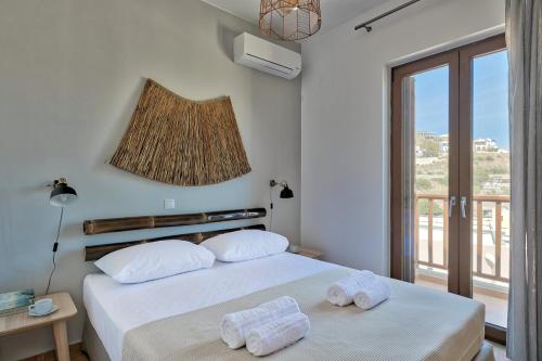 Postel nebo postele na pokoji v ubytování Syra Suites