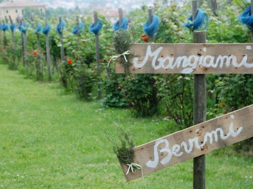 a sign for a garden with a row of flowers at Alice Relais Nelle Vigne in Vittorio Veneto