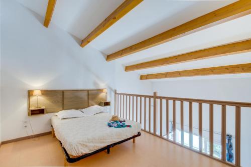 A bed or beds in a room at Vacancéole - Le Domaine d'Enserune