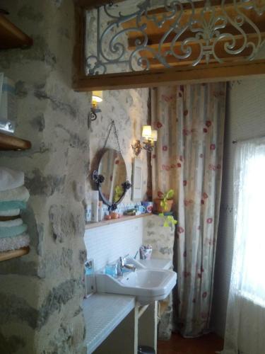 une salle de bain avec un lavabo et un miroir dans l'établissement Riverside Home Cottage, à Trèbes