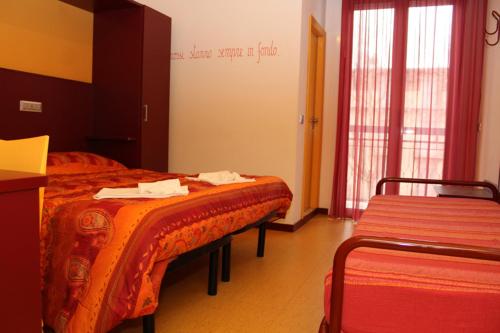 Cette chambre comprend 2 lits et une fenêtre. dans l'établissement Hotel Nautic, à Gatteo a Mare