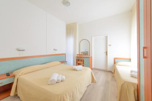 Łóżko lub łóżka w pokoju w obiekcie Hotel Sirena