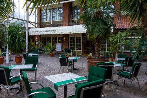 Un restaurante o sitio para comer en Sachsenwald Hotel Reinbek