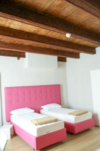 Una cama o camas en una habitación de Palazzo Sacco Hostello Fossano