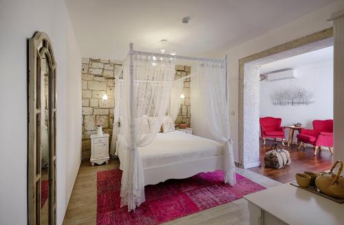 A bed or beds in a room at Gobene Alacati