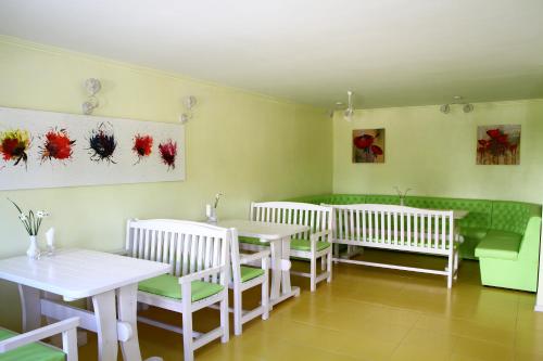 ein Esszimmer mit weißen Tischen und weißen Stühlen in der Unterkunft Seven Stars in Sumy