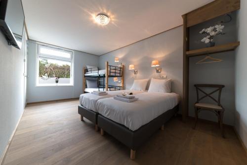 En eller flere senge i et værelse på Hotel Giethoorn