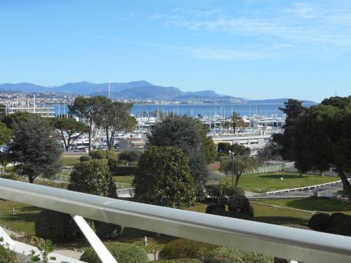 - une vue sur le parc et l'eau dans l'établissement Apartment hotel vue mer à 100 mètres des plages étage 5, à Villeneuve-Loubet