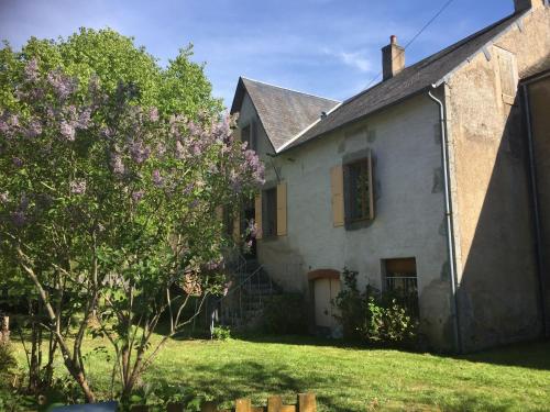 an old white house with a tree in the yard at Bright holiday home in Gascony with garden in Gâcogne