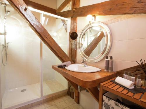 La salle de bains est pourvue d'un lavabo, d'une douche et d'un miroir. dans l'établissement Charming luxury chalet with sauna, à Morzine