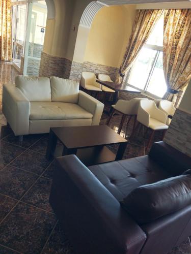 Ruang duduk di Eleni Hotel
