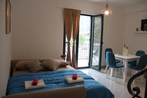 1 dormitorio con 1 cama con 2 almohadas en Filipa Apartment, en Kotor