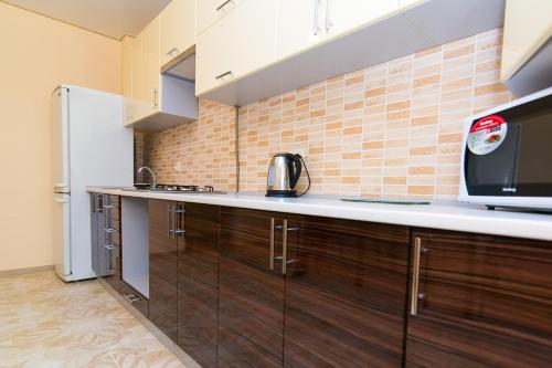Kitchen o kitchenette sa VIP Apartment on Novomestenskaya