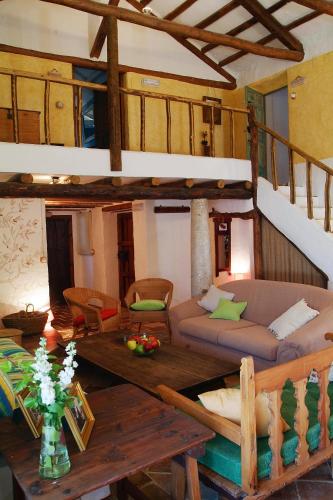 a living room with a couch and a table at Casa Rural La Alameda in Madridejos