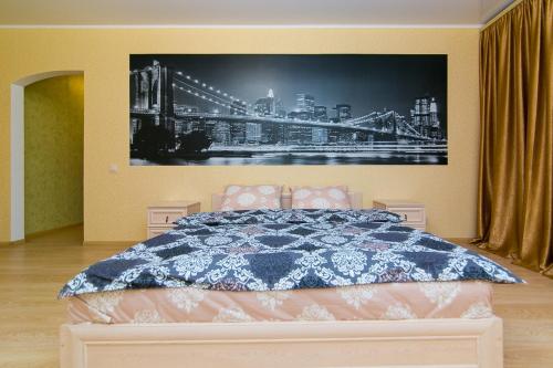 Ένα ή περισσότερα κρεβάτια σε δωμάτιο στο VIP Apartment on Novomestenskaya