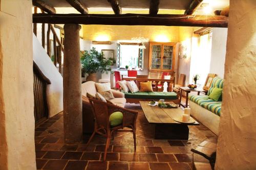 a living room with a couch and a table at Casa Rural La Alameda in Madridejos
