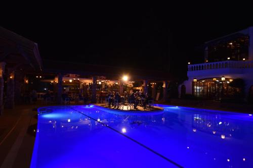 Der Swimmingpool an oder in der Nähe von Artemisia Royal Park Club Hotel