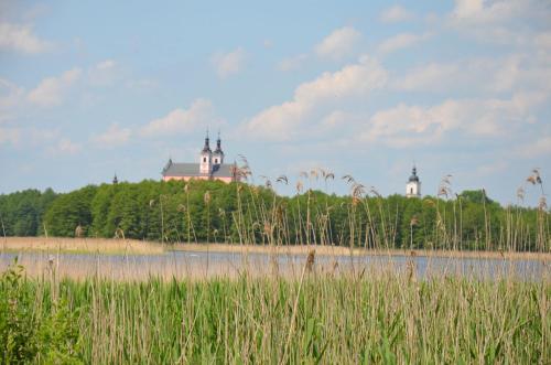 a house on top of a hill next to a lake at Jaś i Małgosia nad Jeziorem Wigry in Rosochaty Róg