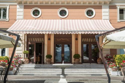 um edifício com uma entrada frontal com vasos de plantas em Grand Hotel Telese em Telese Terme