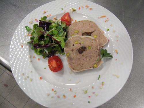 a white plate with a sandwich and a salad at Hotel Restaurant Le Cleebourg in Rott