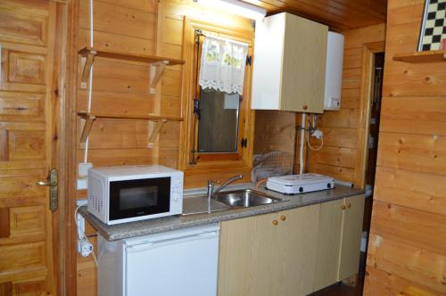 Nhà bếp/bếp nhỏ tại Cabañas Camping Sierra de Peñascosa