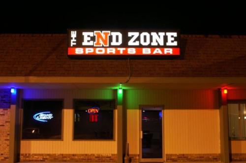 a end zone sports bar with a neon sign at Travelers Lodge Beatrice in Beatrice