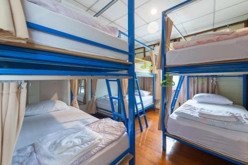 เตียงสองชั้นในห้องที่ NTY Hostel Near Suvarnabhumi Airport