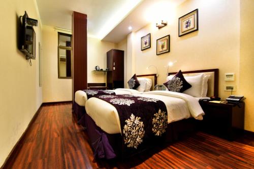 um quarto com uma cama grande num quarto em Hotel Kama International em Gorakhpur